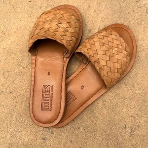Nearly new Mohinders sandal in Honey color. Worn only a few times. Size 6.